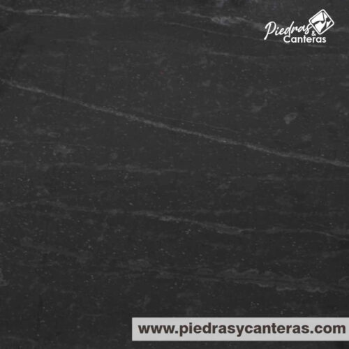 Granito Black Motion tiene fondo negro con vetas blancas y puntos rojizos.