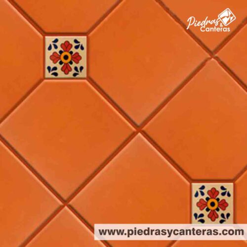 La Loseta de Barro Pentagonal es un material fabricado de barro natural al cual se le puede insertar un acabado en la esquina.