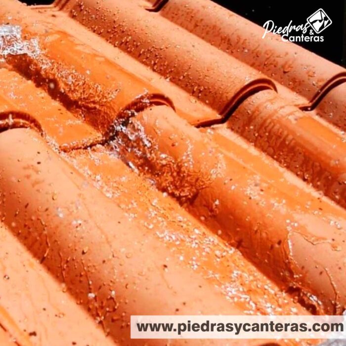 La Teja Renacimiento Santa Ana tiene aplicación de hidrofugante haciendo que la teja tenga propiedades impermeables.