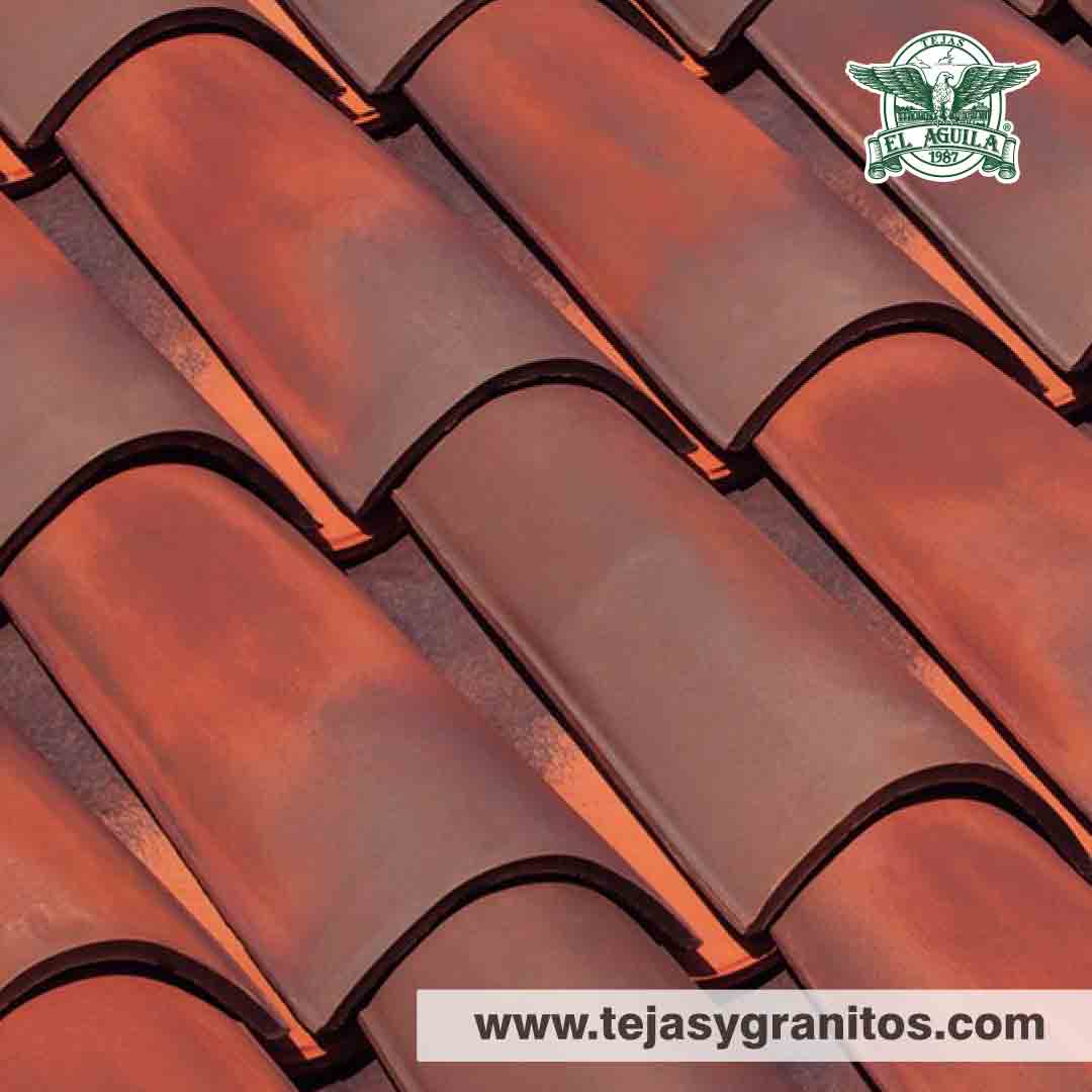 La Teja Casa Grande Toscano tiene aplicación de un engobe color café, el cual es difuminado sobre la teja para dar la apariencia de teja envejecida.