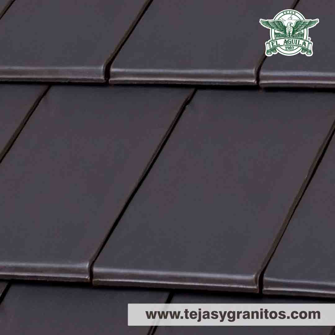 La Teja Plana Montecarlo Negro Baquelita es de barro extruido y prensado, tiene aplicación de esmalte semi-brillante color negro-oxford.